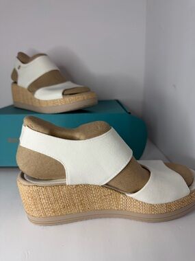 Bzees White Stretch Wedge Sandals Size 9 Comfort Lightweight Platform Slip-On